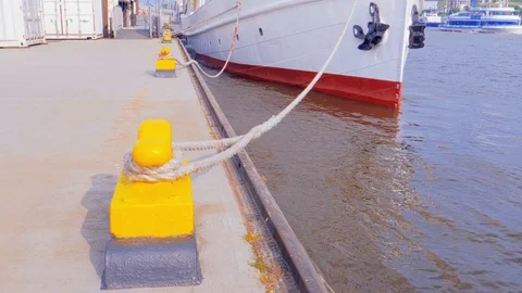 Ship ropes on the pier 스톡 동영상 107415833