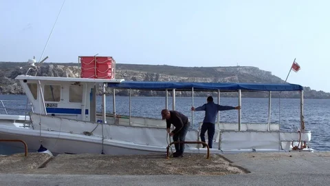 Ship sailing from the harbor 库存影片 89136176