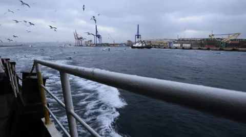 The ship is sailing on the waves, flying seagulls Stockbeeldmateriaal 62504329
