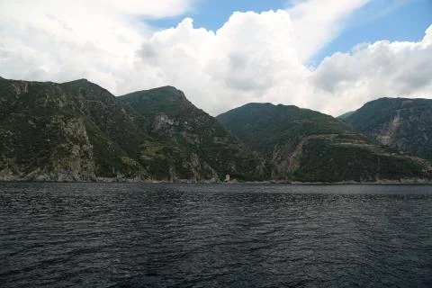 Ship sails along peninsula of Athos, autonomous monastic state in Greece Stockfoto's