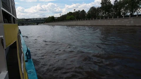 The ship sails along the river Vidéo 77764190