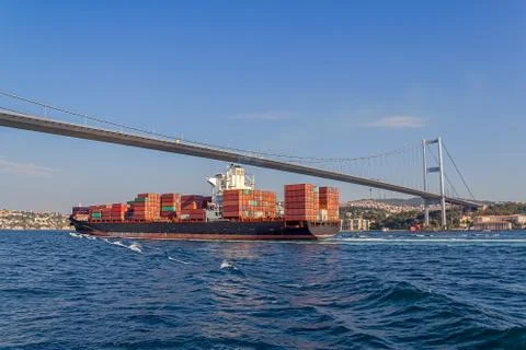 Ship sails Bosphorus Foto stock