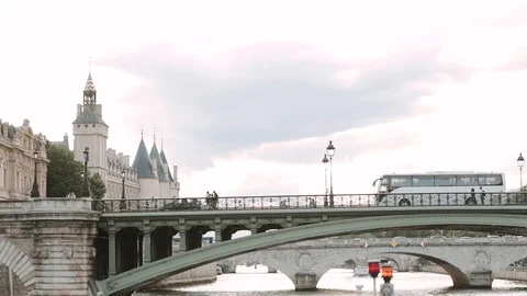 The ship sails to the bridge on the river Seine , Paris Video stock 124305048