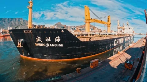 Ship sails in cargo port 库存影片 95252591
