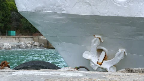 The ship sails from the coast. Stockbeeldmateriaal 97354112