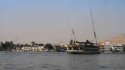 A ship sails the Nile 動画素材 237193320