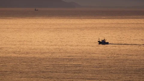Ship sails on the sea during sunset Stockbeeldmateriaal 81367057