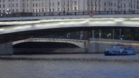 Ship sails under a Bolshoy Ustinsky Bridge in Moscow Video stock 121107730