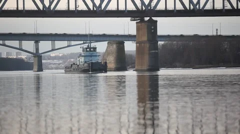 The ship sails under the bridge Video stock 48898163