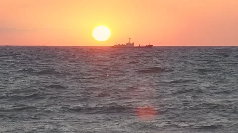 Ship on sunset 库存影片 51369522