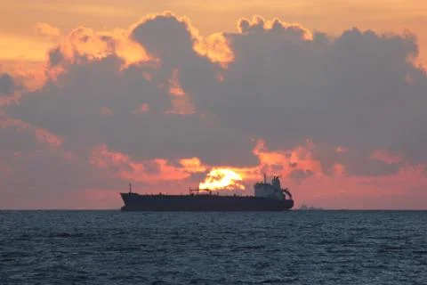 Ship in the sunset Stock-Fotos