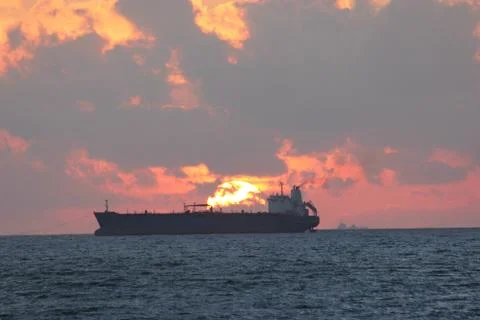 Ship in the sunset Stock-Fotos
