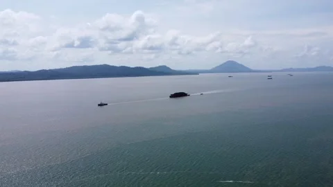 A ship towing a barge carrying a cargo of coal for shipping Vídeo Stock 267516199