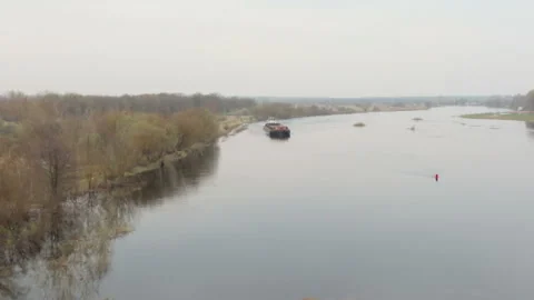 Ship tows a barge on the river. The view from the top Vídeo Stock 88595747