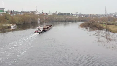 Ship tows a barge on the river. The view from the top Vídeos de archivo 88596273