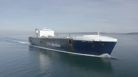 Ship transporting cargo (DLog Ungraded) Vídeo Stock 106600942