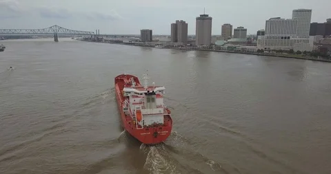 Ship traveling up river 動画素材 96930672