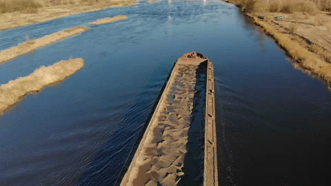 Ship tug with an empty barge floating on the river in the spring. 4K resolution Vidéo 105895788