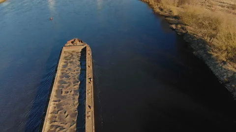 Ship tug with an empty barge floating on the river in the spring. 4K resolution 库存影片 105909777