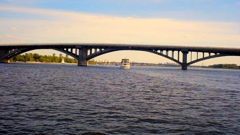 Ship under the bridge 库存影片 116090879