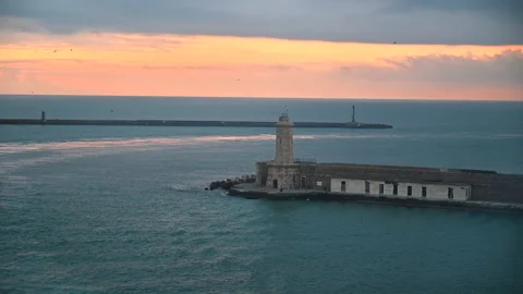 From ship view of beautiful lighthouse at sunset Vídeo Stock 170930218
