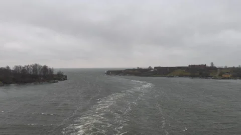 Ship wake passing through the Suomenlinna strait in Helsinki on an overcast day. Vídeos de archivo 341953298