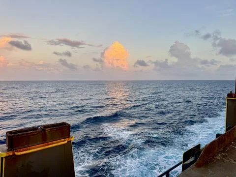 Ship Wake at Sunset on Open Ocean Viewed from Cargo Vessel Foto stock