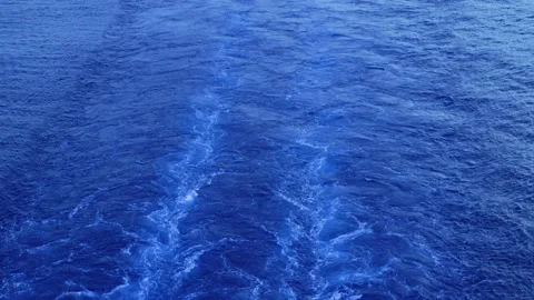 Ship wake trail in deep blue ocean water Vídeo Stock 348136386