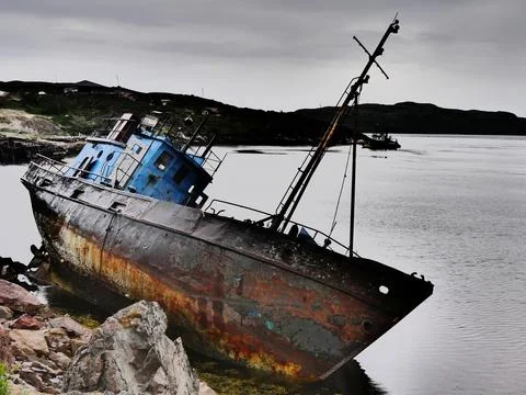 Ship washed up on a sandy beach. Barents Sea, cloudy summer day. Stock-Fotos