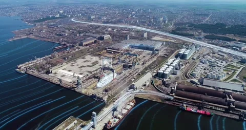 Shipbuilding at a shipyard. A large ship is being built in a dry dock at the Vídeo Stock 332874440