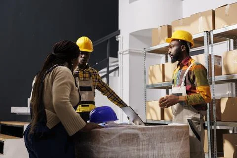 Shipment managers explaining supervisor inventory system in storehouse 스톡 사진
