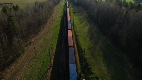 Shipping containers transportation on freight train by railway. Vidéo 190072416