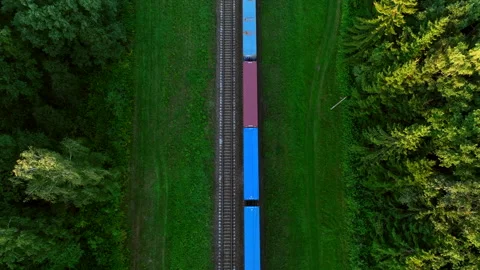 Shipping containers transportation on freight train by railway. Vídeos de archivo 205370854