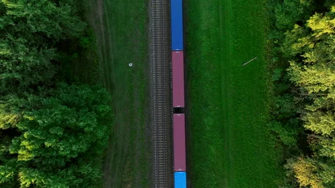 Shipping containers transportation on freight train by railway. Vídeo Stock 205370917