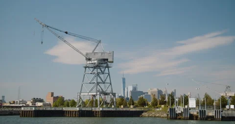 Shipping crane with Manhattan in background time lapse Stock-Footage 130352644