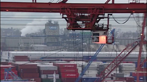 Shipping crane moving crates 库存影片 36472912