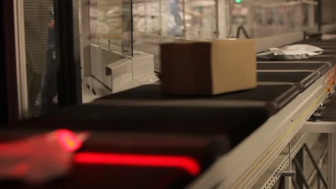 Shipping packages. Sorting on conveyor belt in warehouse A Vídeo Stock 101707173