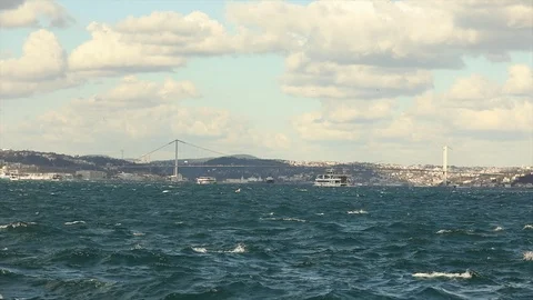 Ships are floating in the bay on the background of the city. Movement of boats Vidéo 112394672