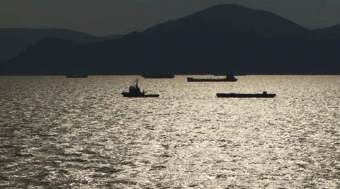 Ships on the ocean at sunset Stockbeeldmateriaal 33008779
