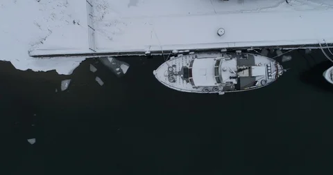 Ships at the pier in the ice Video stock 86898640