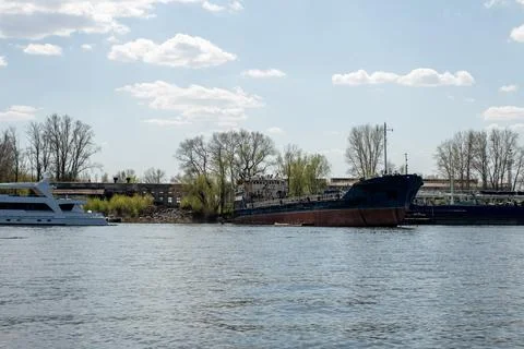 Ships in the spring on the river in the docks Foto stock