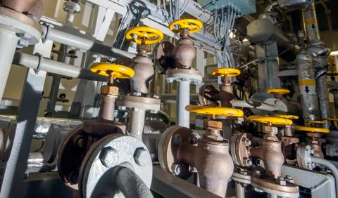 Ships valves, main engine - engineering interior Foto stock