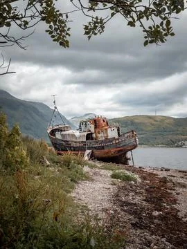 Shipwreck on the beach at Coal overlooked by Scotlands highest mountain Ben Nevi Stock Photos