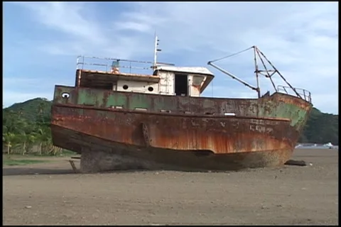 Shipwreck on beach 스톡 동영상 4874951