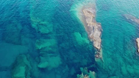 Shipwreck next to Sarakiniko Moonscape Beach in Milos, Greece Vídeo Stock 345122790