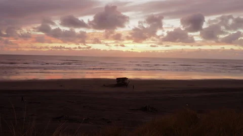Shipwreck of the Peter Iredale at Sunset in a winter storm 库存影片 165629894
