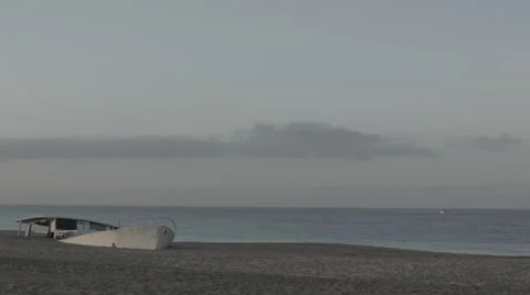 Shipwrecked Boat Stockbeeldmateriaal 43443274