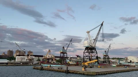 Shipyard dry docks surrounded by cranes at Brooklyn Navy Yard. New York City Stockbeeldmateriaal 336502901