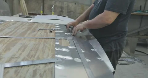 Shipyard, processing of an aluminum part. Close-up of grinding and processing of Vídeo Stock 336094797