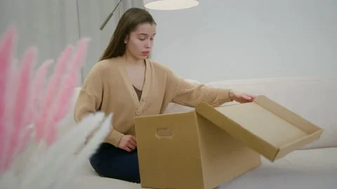 Shocked frustrated client opening box receive damaged wrong parcel, annoyed Vidéo 151833532